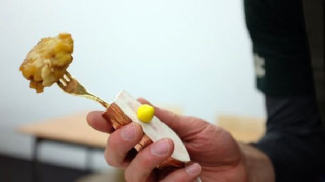 Crean un tenedor eléctrico que altera el sabor de los alimentos