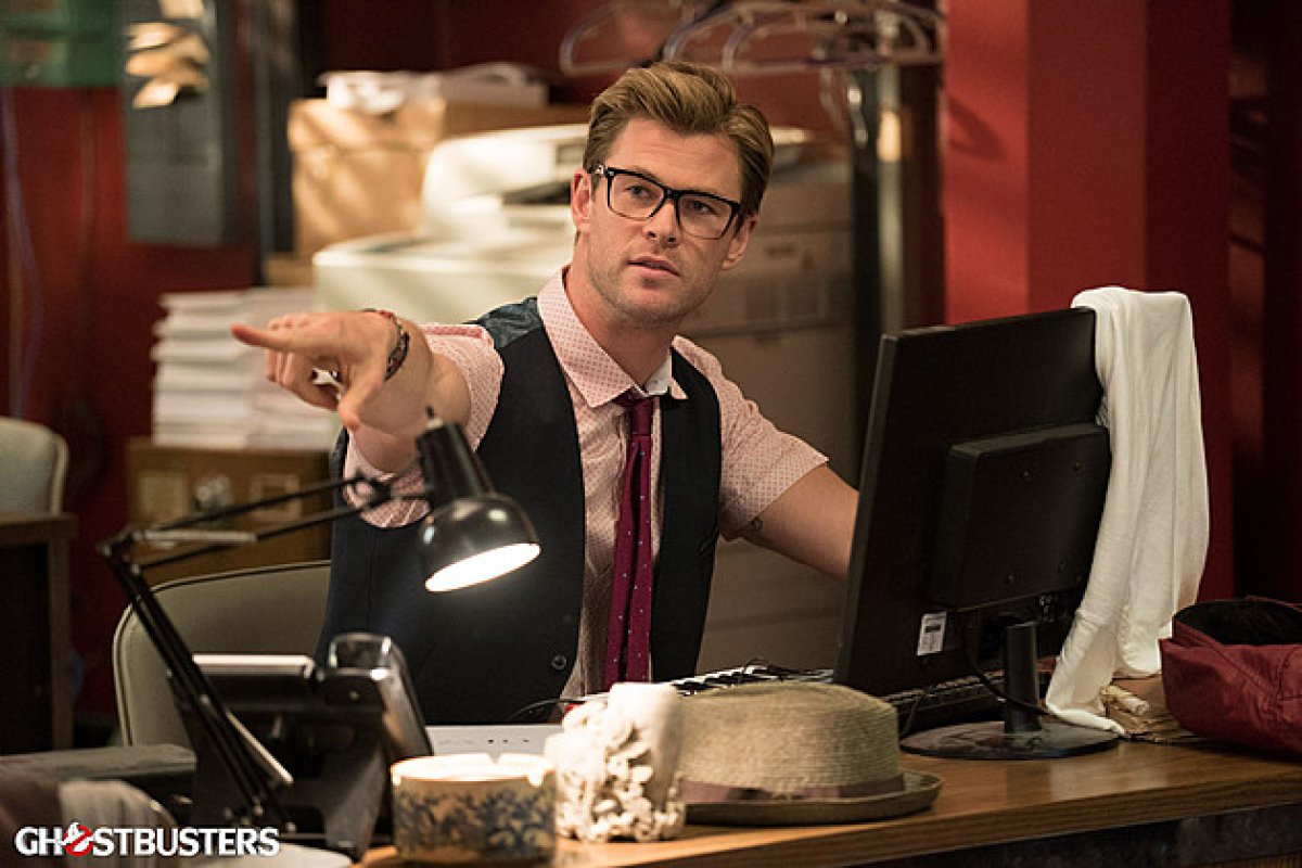 Chris Hemsworth como recepcionista de las Cazafantasmas