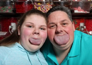 Padre e hija tiene la lengua más ancha del mundo