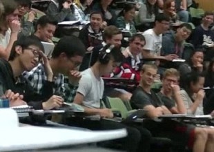 Sorprenden a universitario viendo porno en el salón de clases