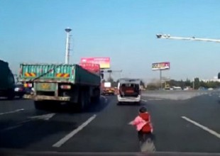 Niño se cae de la camioneta y sus padres ni cuenta se dan