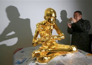 Monje Budista es momificado y cubierto con una hoja de oro