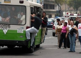 Un estudio declara que los mexicanos pasan casi tres horas en el transporte público