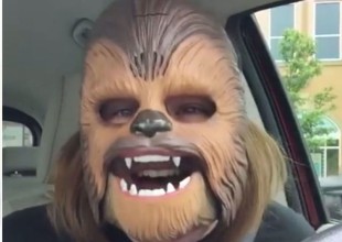 Mujer con máscara de Chewbacca hace historia en Facebook