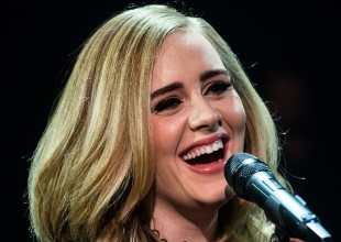 Adele olvida canción en pleno concierto