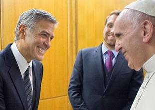 El Papa entrega premio a Hayek, Clooney y Gere.