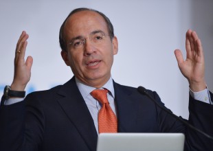 Felipe Calderón se pasó el alto y chocó