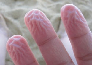 ¿Por qué se arrugan los dedos con el agua?