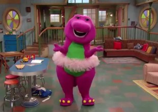 Niña queda atrapada en un disfraz de Barney