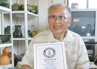 Un hombre logra graduarse de la Universidad a sus 96 años y rompe récord Guinness