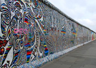 Mujer se casa con el muro de Berlín