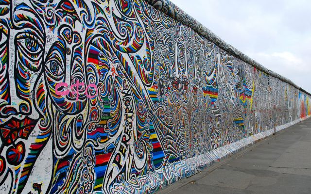 Mujer se casa con el muro de Berlín