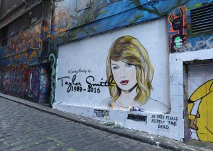 Hombre pinta un mural "en memoria" a Taylor Swift