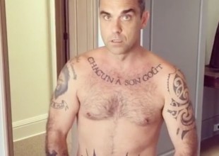 Robbie Williams se quita toda la ropa