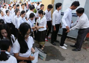 Policías en los salones escolares de Camboya
