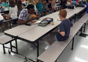 Jugador se sienta a comer con niño autista