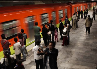 Conductora del metro deja encendido el micrófono y por accidente revela intimidades (Video)