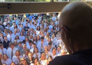 400 alumnos cantan a profesor con cáncer para darle ánimos