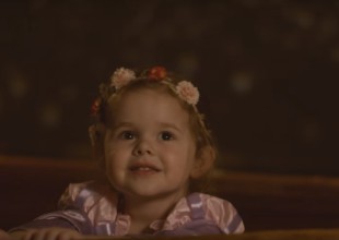 Esta niña de tres años interpreta hermoso canción de "Enredados"