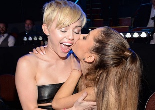 Miley Cyrus habla sobre su primera relación con una mujer