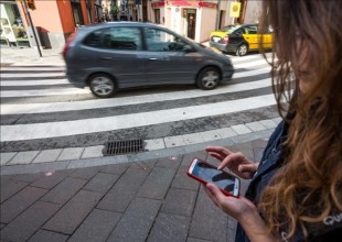 ¡Por fin! Ya hay semáforo en el suelo para "smartphone adictos"