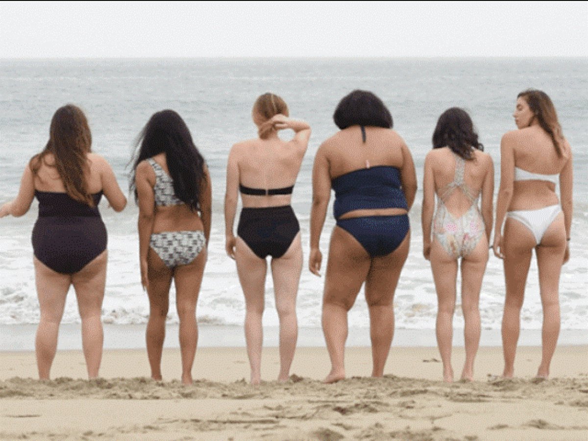 3 жирных девушек. Обычные женщины в купальниках. Полные девушки на пляже.