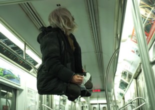 Un vagabundo levita en el metro
