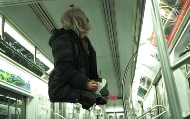 Un vagabundo levita en el metro