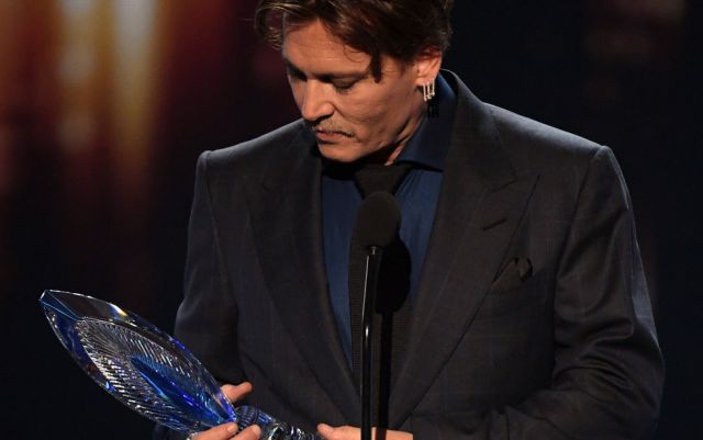 Johnny Depp recibiendo el galardón en los People's Choice Awards