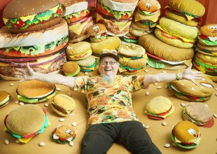 El hombre con la mayor colección de hamburguesas