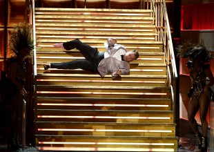 James Corden cae de escaleras durante show de los Grammys