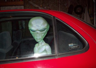 Vende auto "extraterrestre" por internet