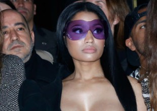 Nicki Minaj deja una boob al aire libre