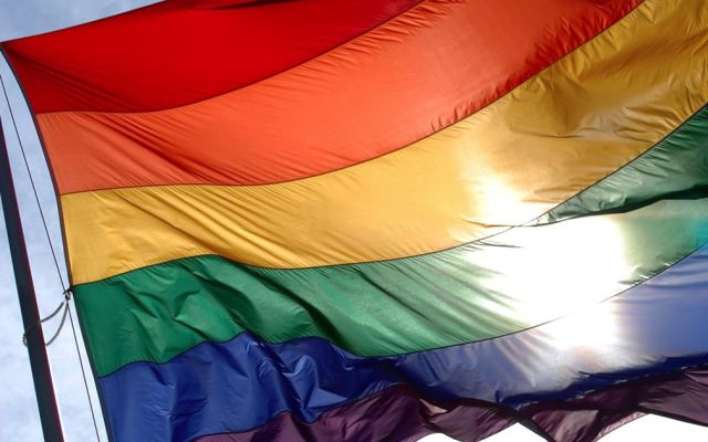 Sacerdote celebró misa con bandera lésbico-gay
