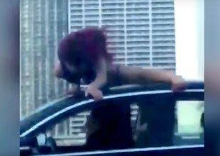 Mujer hace candente twerking sobre un auto en movimiento