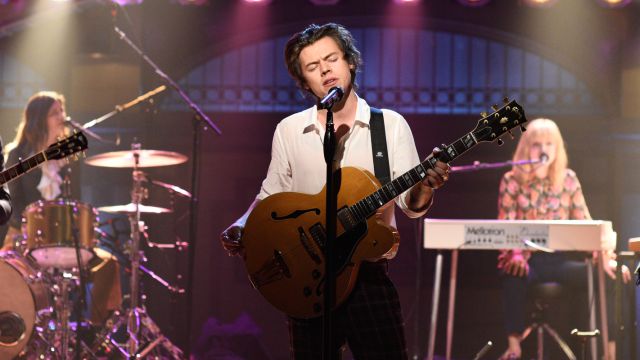 Harry Styles estrena nuevo sencillo en Saturday Night Live