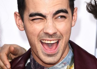 A Joe Jonas le gusta besar a extraños