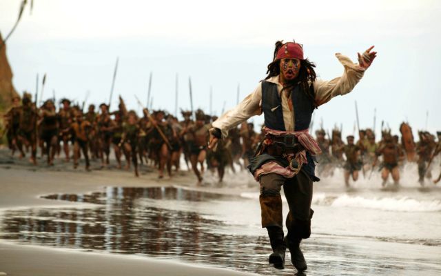 Jack Sparrow soprende a turistas en Disneyland