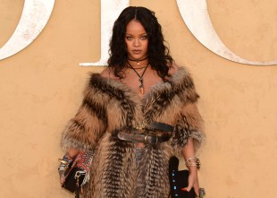 Rihanna enseña de más en grabación de videoclip
