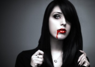 Una pareja lleva el fetiche de vampiros a otro nivel