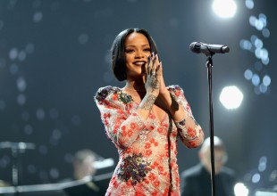 Rihanna seduce con transparencias en nuevo videoclip