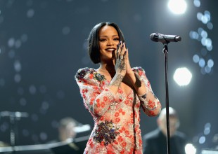 Rihanna se atasca a besos con un nuevo galán