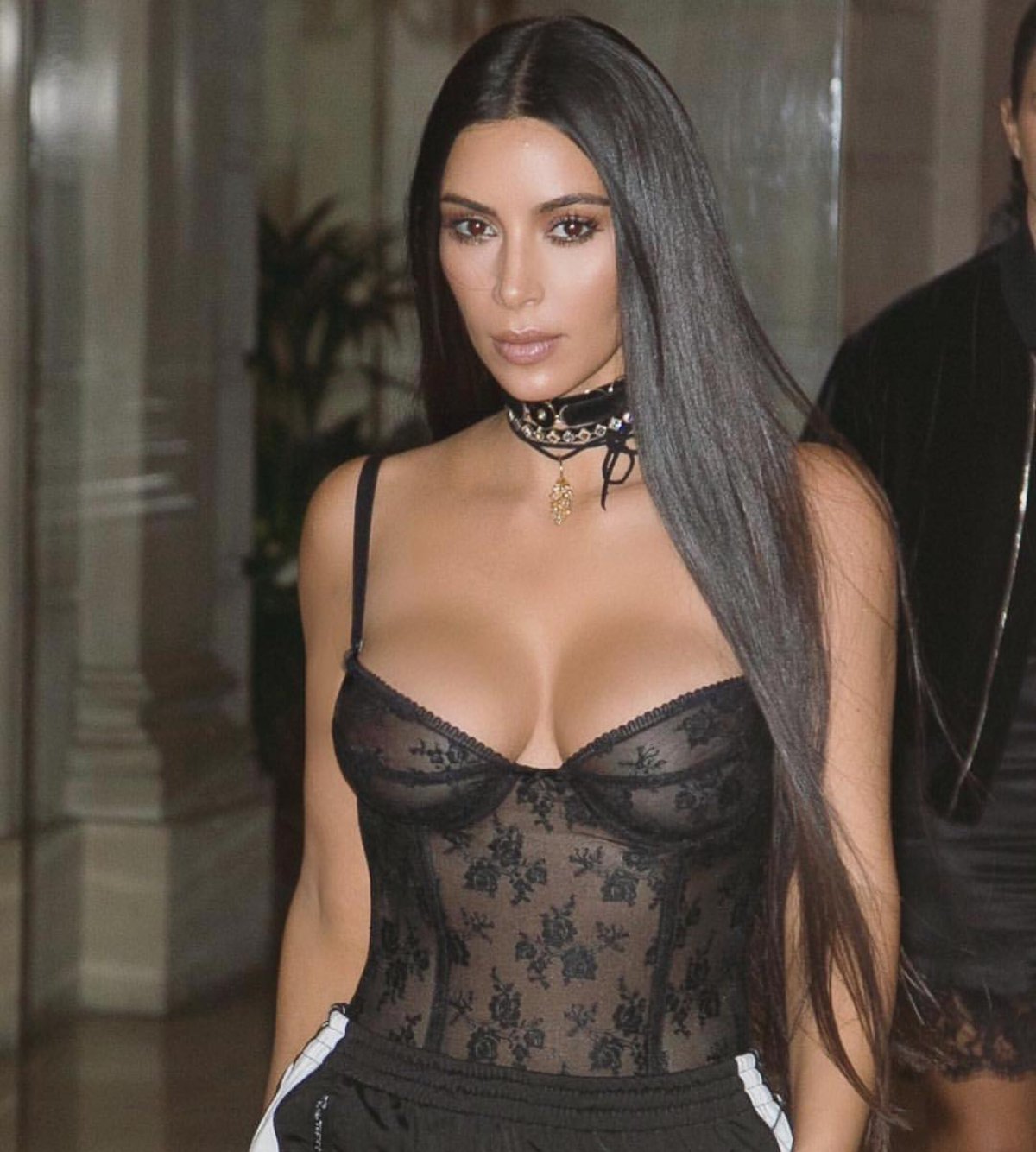 Lo mas nuevo de Kim Kardashian para este ombligo de semana.