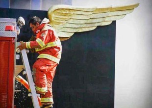 La historia detrás de la foto del bombero con alas