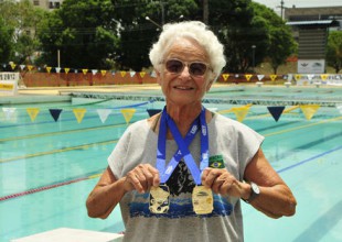 Mujer de 93 años superó 2 récords de natación