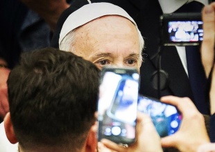 Al Papa Francisco no le gustan los teléfonos