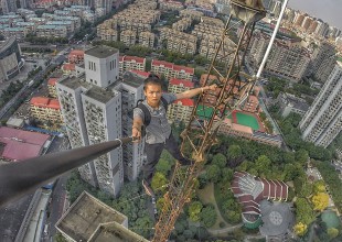 Muere al caer de un rascacielos en China