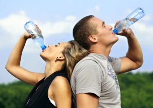 ¿Cuál es la cantidad correcta de agua que debes de tomar al día según tu cuerpo?