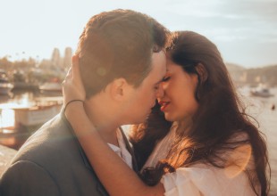 ¿Por qué nos inclinamos a la derecha cuando besamos?