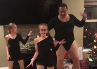 Papá promete a sus hijas bailar como Beyoncé ¡Y lo cumplió!